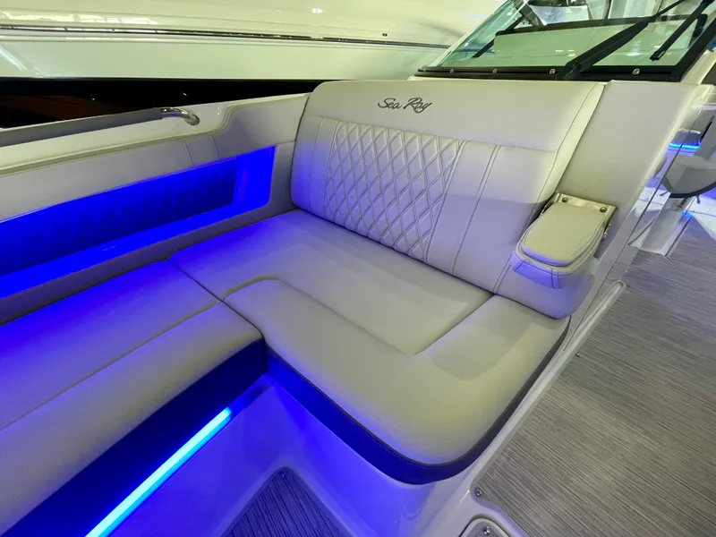 Slide: The Image of Sea Ray SLX 310 Outboard 2026 - 15