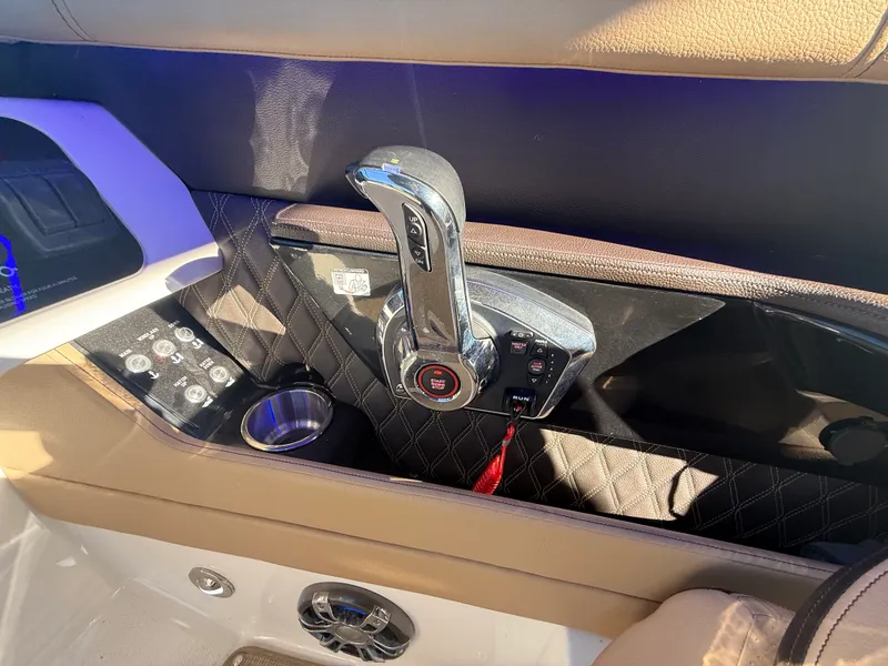 Slide: The Image of Sea Ray 280 SLX 2023 - 43