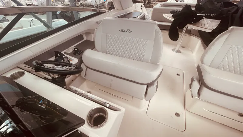 Slide: The Image of Sea Ray 310 SLX OUTBOARD 2021 - 12