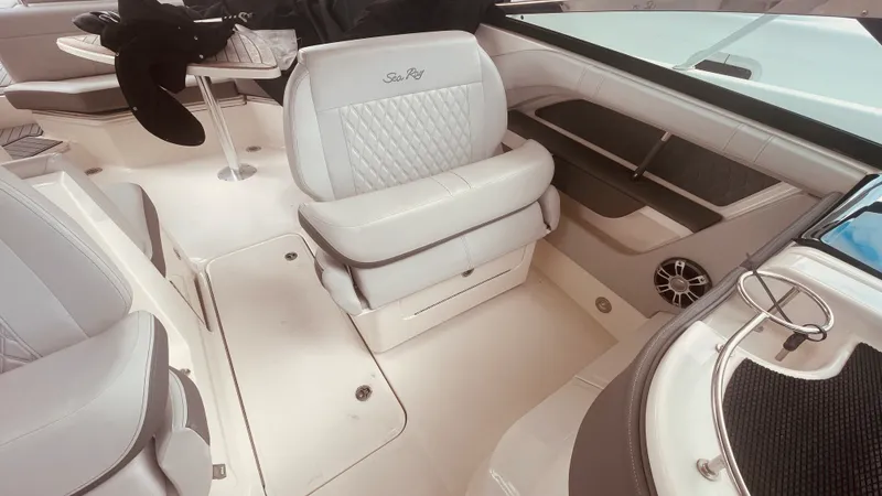 Slide: The Image of Sea Ray 310 SLX OUTBOARD 2021 - 17