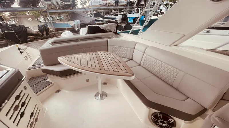Slide: The Image of Sea Ray 310 SLX OUTBOARD 2021 - 37