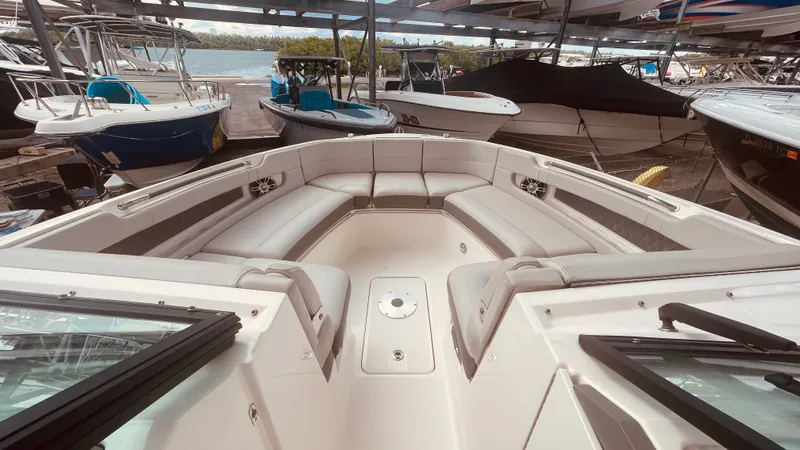 Slide: The Image of Sea Ray 310 SLX OUTBOARD 2021 - 25