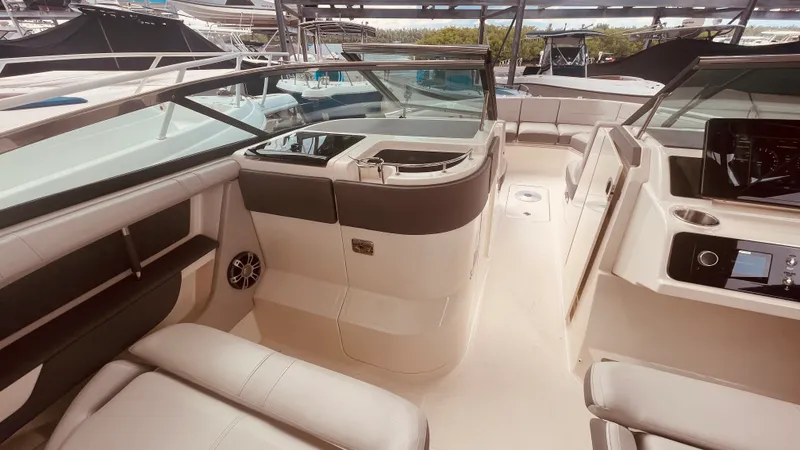 Slide: The Image of Sea Ray 310 SLX OUTBOARD 2021 - 28