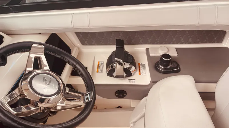 Slide: The Image of Sea Ray 310 SLX OUTBOARD 2021 - 16