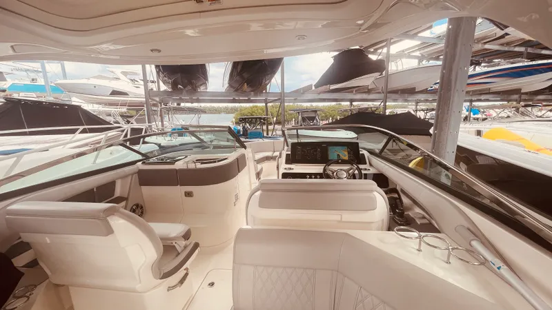 Slide: The Image of Sea Ray 310 SLX OUTBOARD 2021 - 30