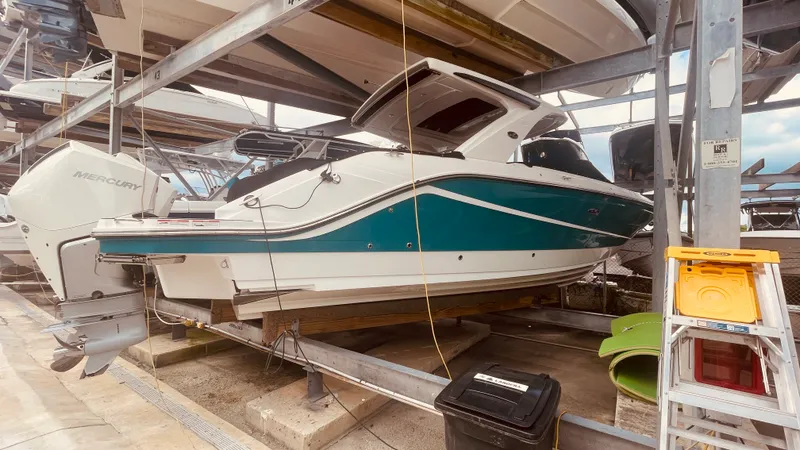 Slide: The Image of Sea Ray 310 SLX OUTBOARD 2021 - 7