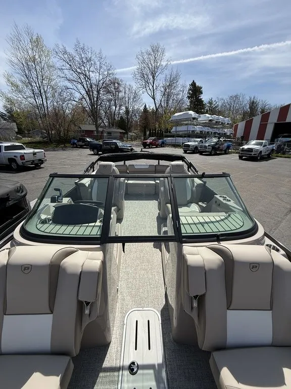 Slide: The Image of Premier 250 Solaris Sport 2026 - 12