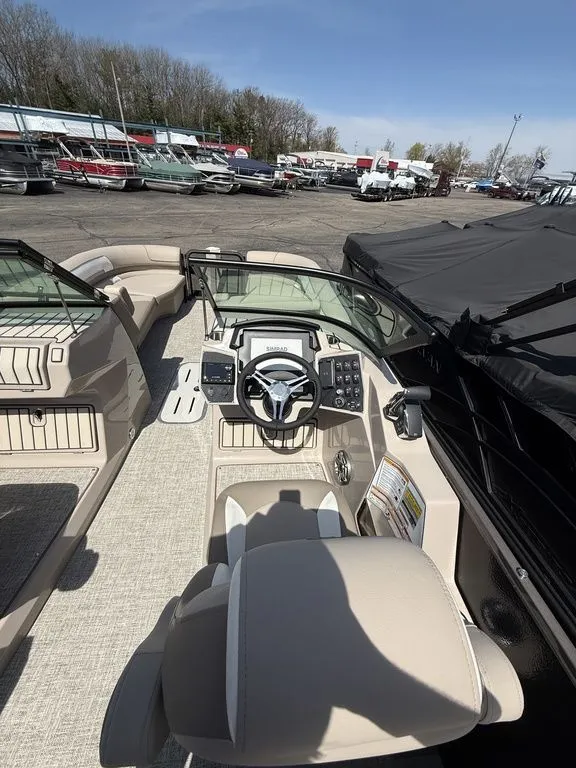 Slide: The Image of Premier 250 Solaris Sport 2026 - 14