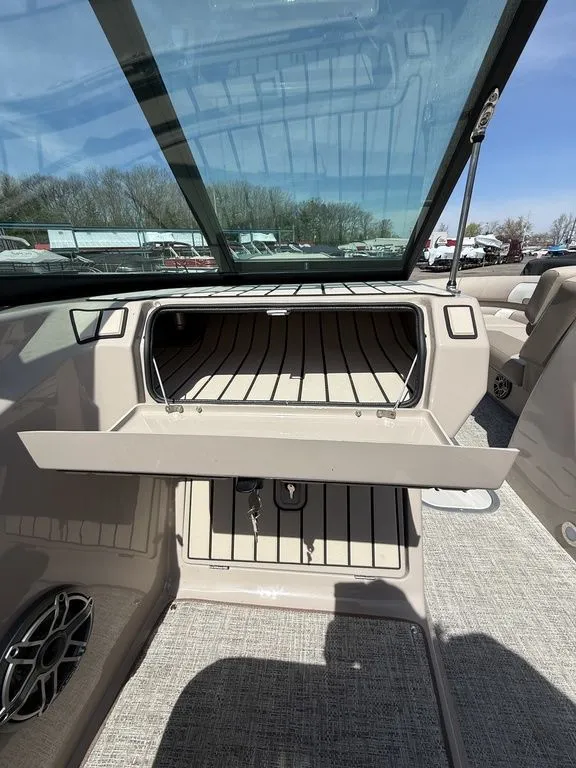 Slide: The Image of Premier 250 Solaris Sport 2026 - 16