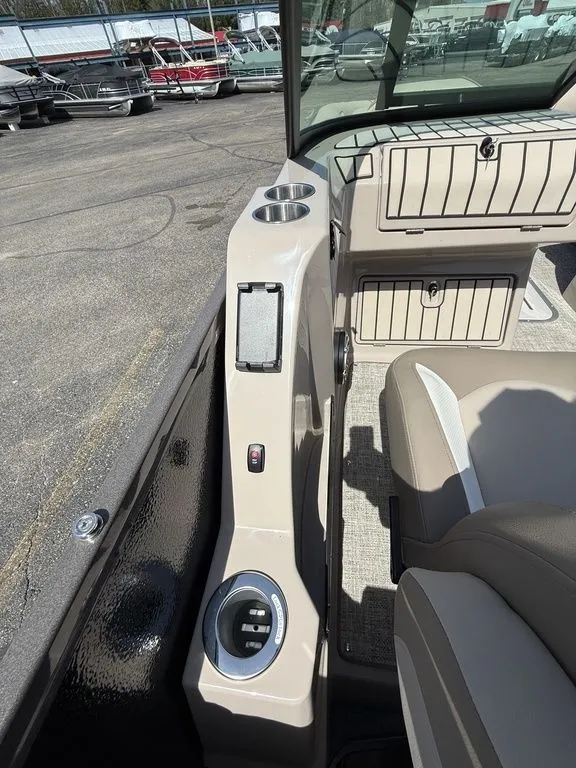 Slide: The Image of Premier 250 Solaris Sport 2026 - 18
