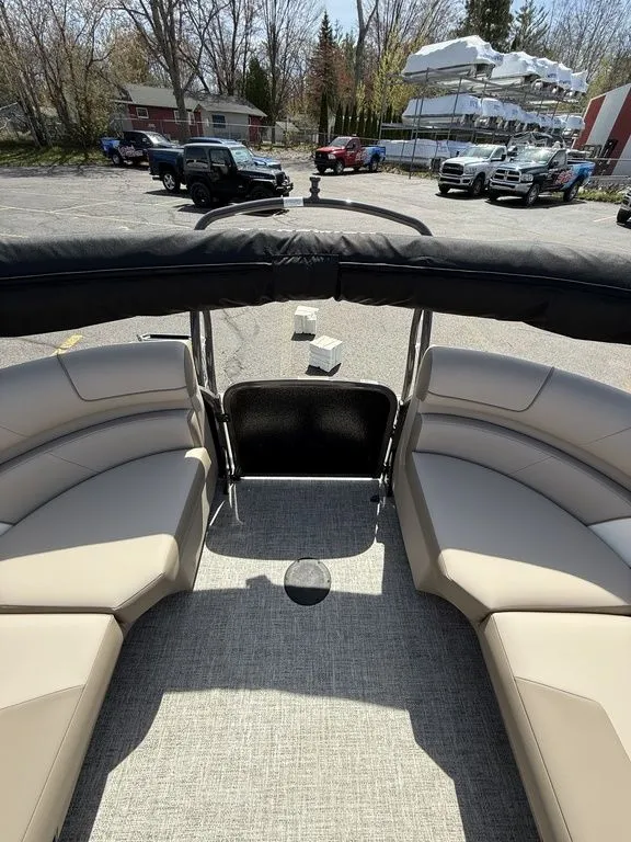 Slide: The Image of Premier 250 Solaris Sport 2026 - 24
