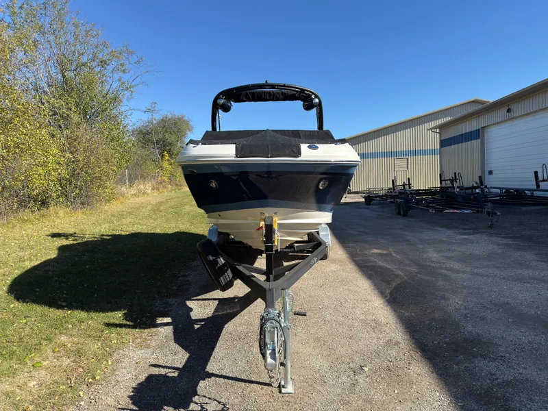 Slide: The Image of Sea Ray 250 SDX 2022 - 2