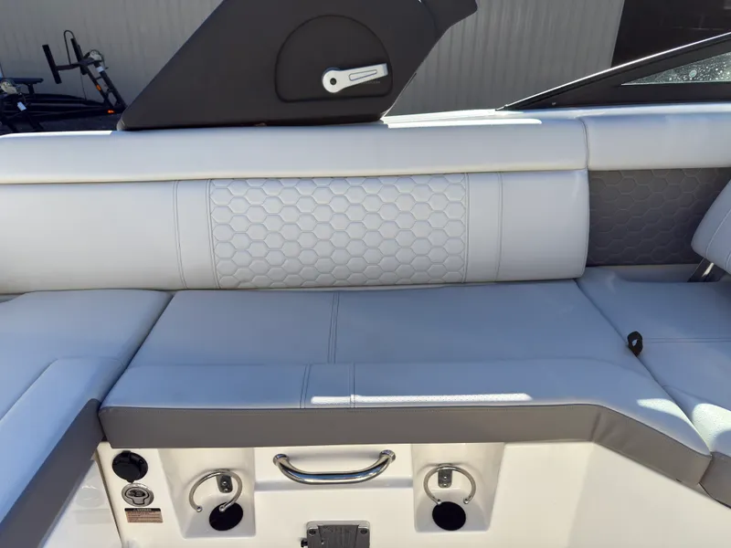 Slide: The Image of Sea Ray 250 SDX 2022 - 20