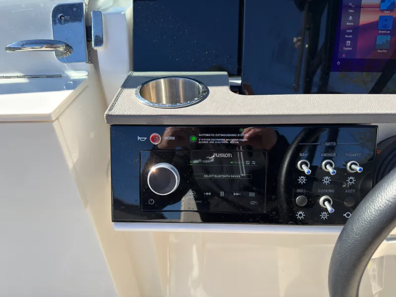 Slide: The Image of Sea Ray 250 SDX 2022 - 28