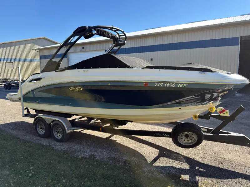 Slide: The Image of Sea Ray 250 SDX 2022 - 3