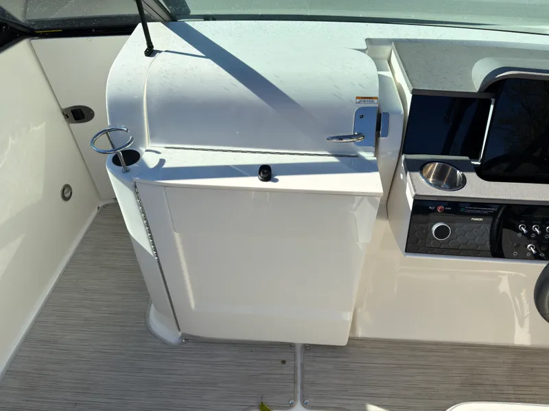 Slide: The Image of Sea Ray 250 SDX 2022 - 31