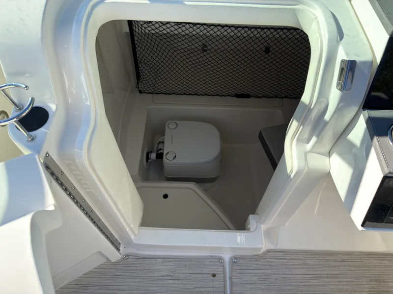 Slide: The Image of Sea Ray 250 SDX 2022 - 32