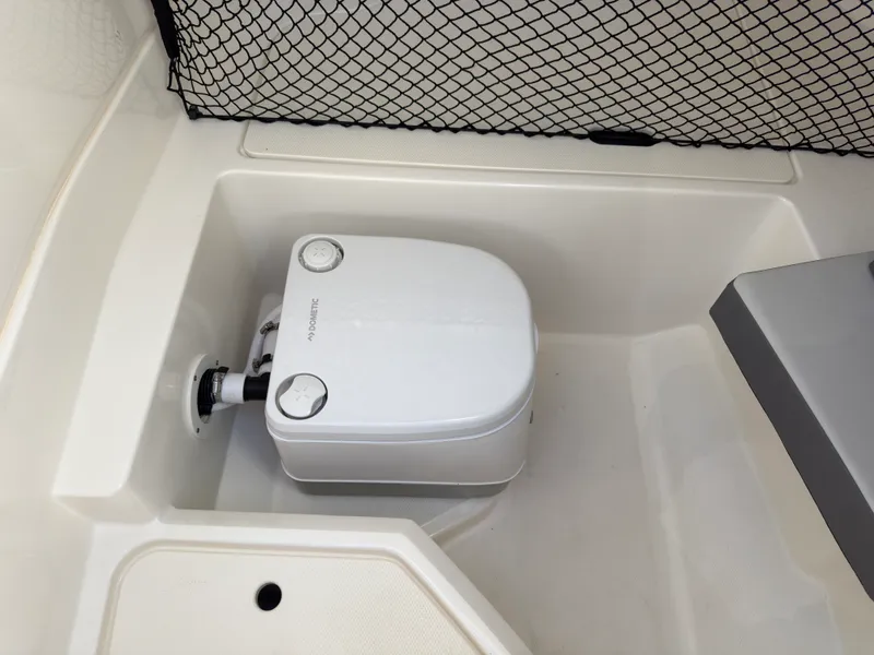 Slide: The Image of Sea Ray 250 SDX 2022 - 33