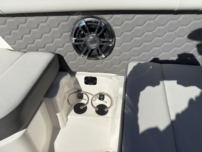 Slide: The Image of Sea Ray 250 SDX 2022 - 42