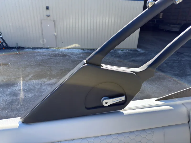 Slide: The Image of Sea Ray 250 SDX 2022 - 45