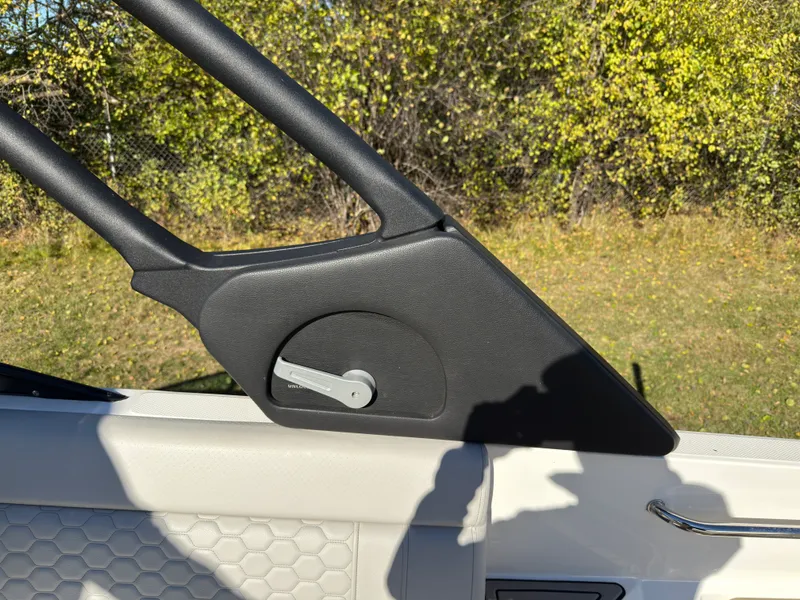 Slide: The Image of Sea Ray 250 SDX 2022 - 48