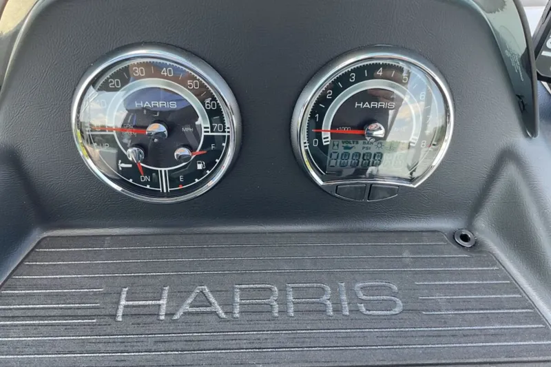 Slide: The Image of Harris Cruiser 230 2026 - 14