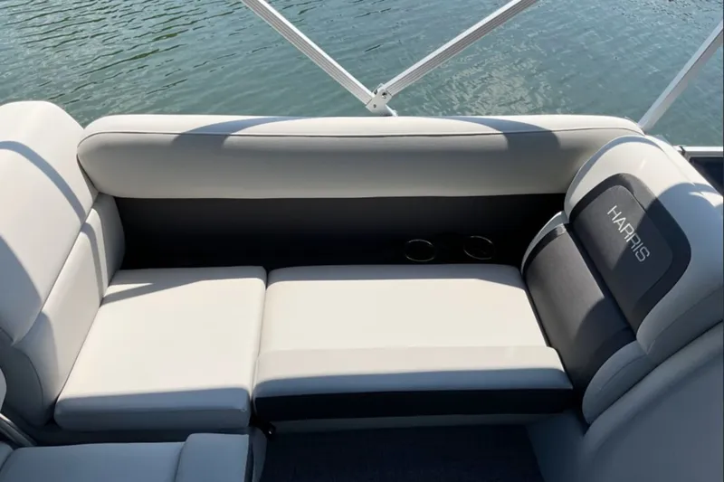 Slide: The Image of Harris Cruiser 230 2026 - 19