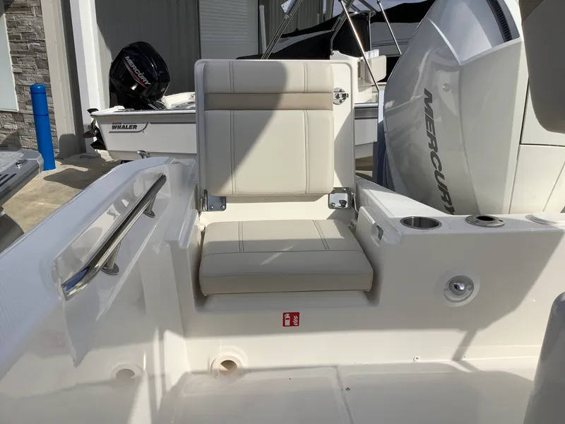 Slide: The Image of Boston Whaler 220 Dauntless 2026 - 10