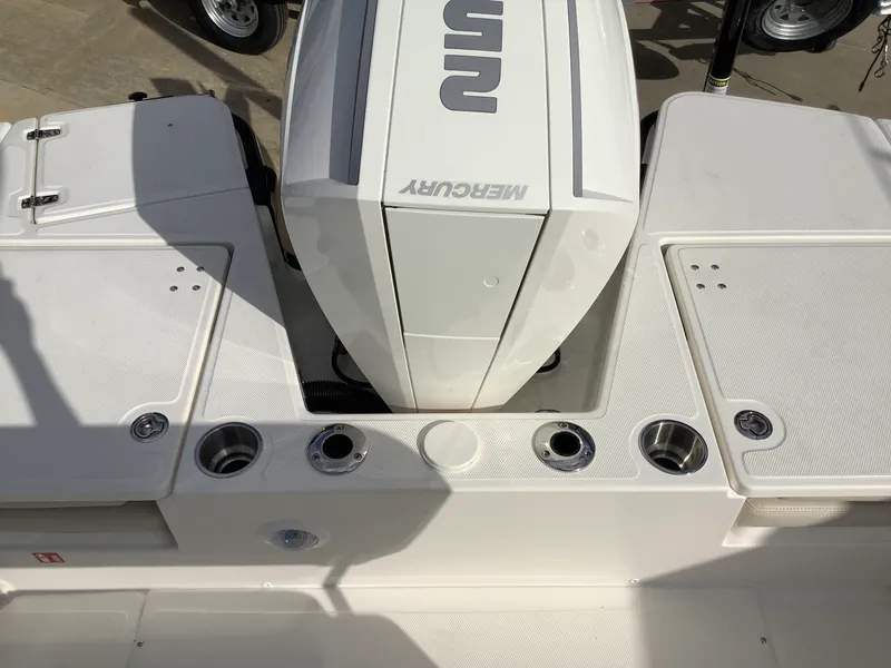 Slide: The Image of Boston Whaler 220 Dauntless 2026 - 11