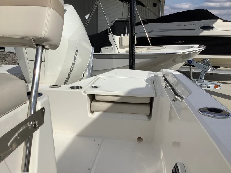 Slide: The Image of Boston Whaler 220 Dauntless 2026 - 12