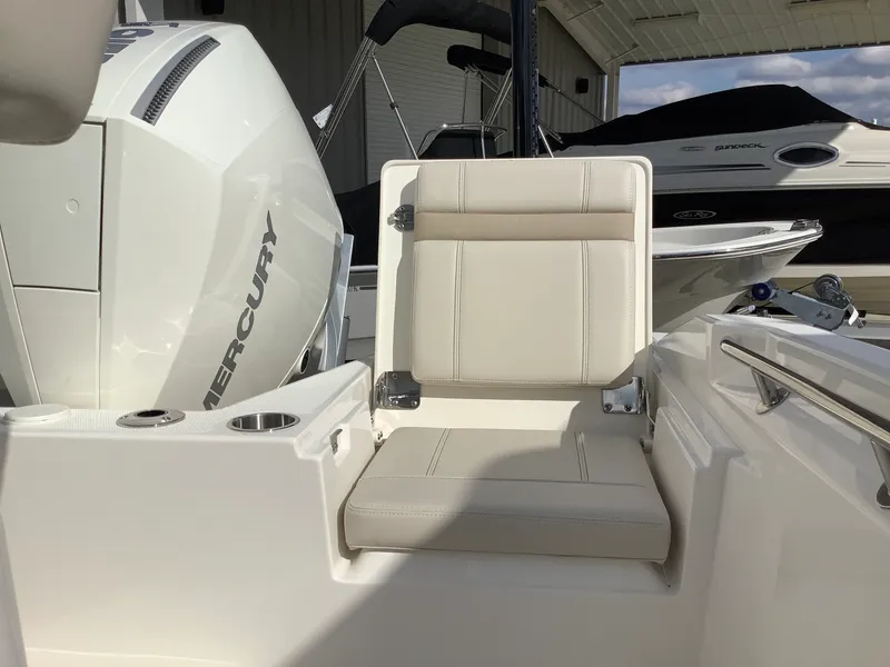 Slide: The Image of Boston Whaler 220 Dauntless 2026 - 13