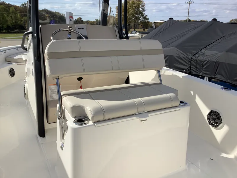 Slide: The Image of Boston Whaler 220 Dauntless 2026 - 14