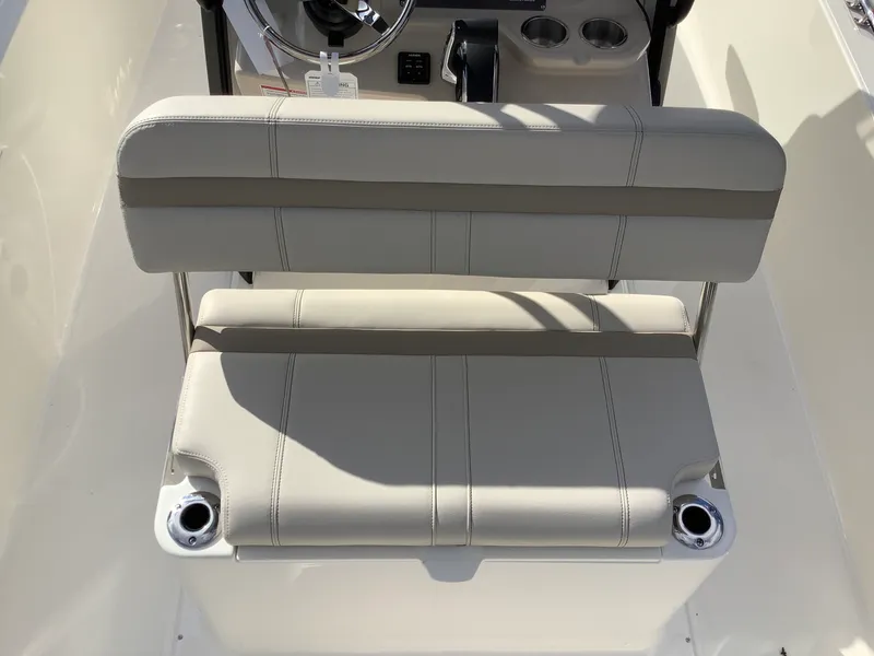 Slide: The Image of Boston Whaler 220 Dauntless 2026 - 15