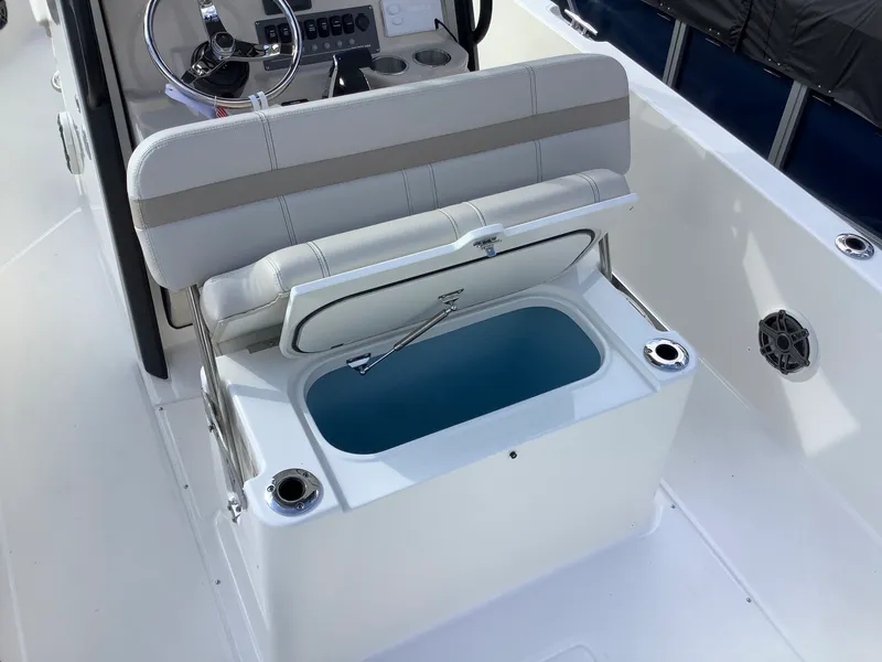 Slide: The Image of Boston Whaler 220 Dauntless 2026 - 16