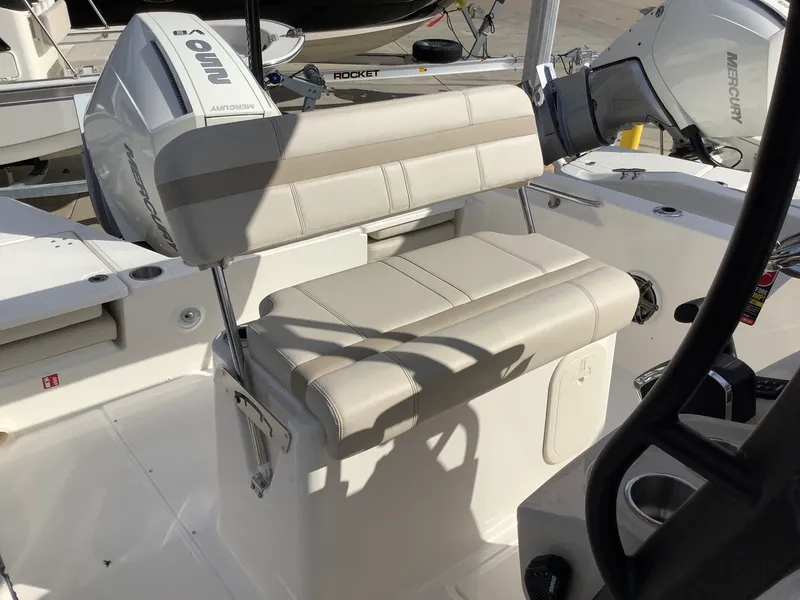 Slide: The Image of Boston Whaler 220 Dauntless 2026 - 18