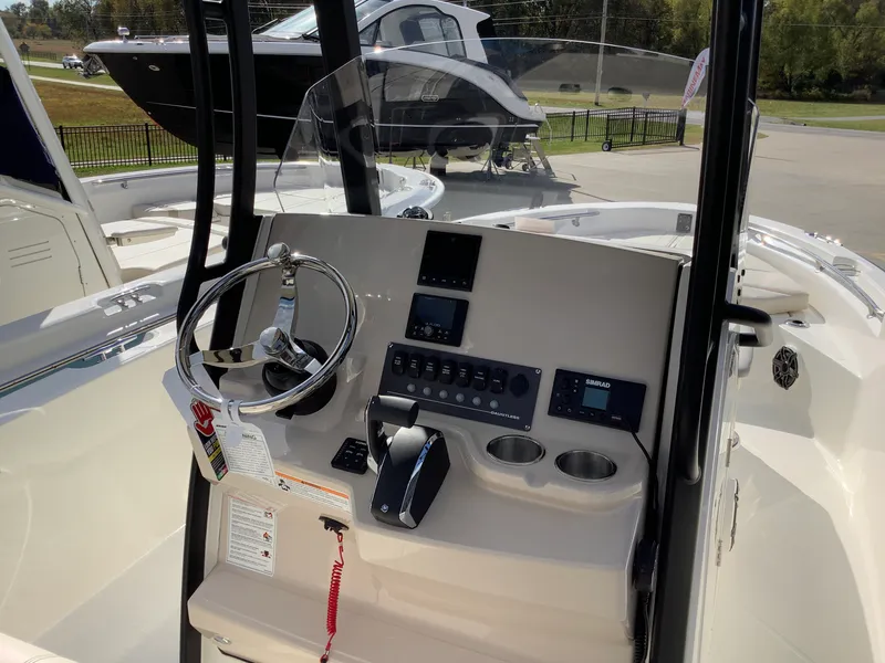 Slide: The Image of Boston Whaler 220 Dauntless 2026 - 19