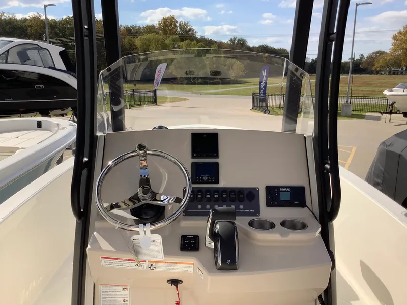 Slide: The Image of Boston Whaler 220 Dauntless 2026 - 20