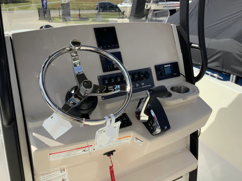 Slide: The Image of Boston Whaler 220 Dauntless 2026 - 21