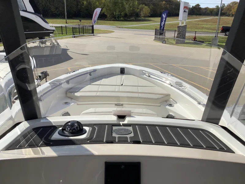Slide: The Image of Boston Whaler 220 Dauntless 2026 - 22