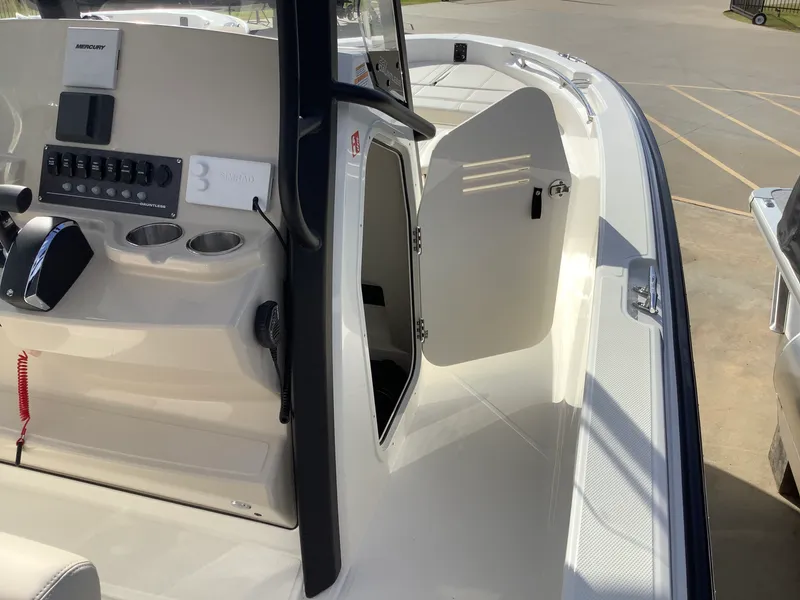 Slide: The Image of Boston Whaler 220 Dauntless 2026 - 23