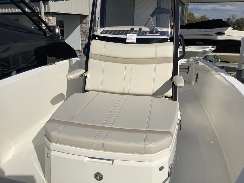 Slide: The Image of Boston Whaler 220 Dauntless 2026 - 25