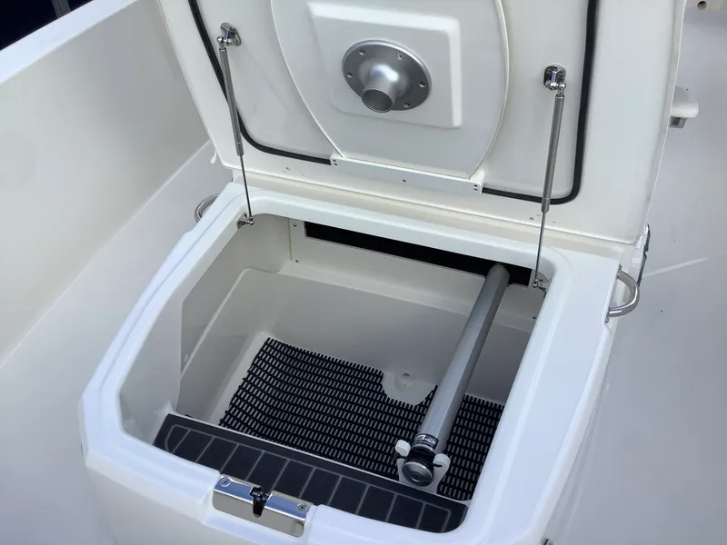 Slide: The Image of Boston Whaler 220 Dauntless 2026 - 26