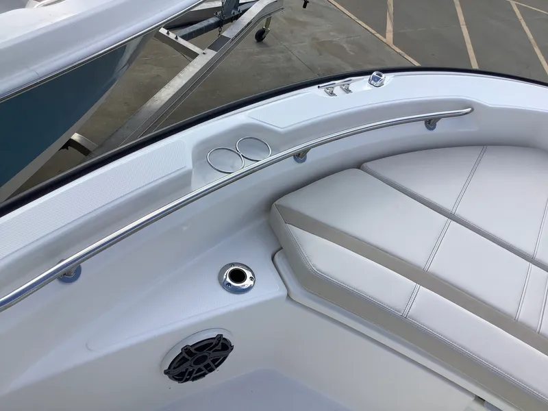 Slide: The Image of Boston Whaler 220 Dauntless 2026 - 28