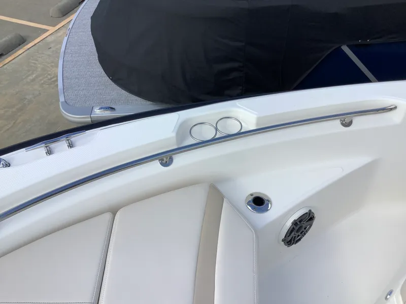 Slide: The Image of Boston Whaler 220 Dauntless 2026 - 29