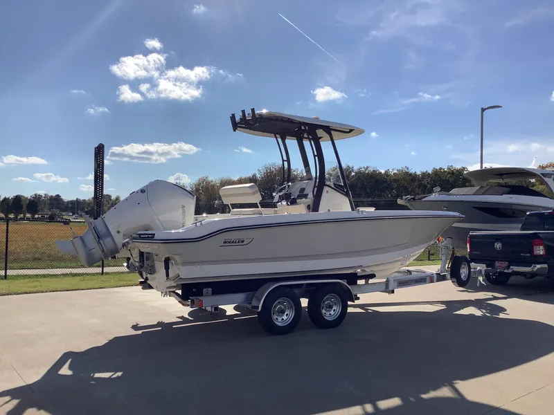 Slide: The Image of Boston Whaler 220 Dauntless 2026 - 3