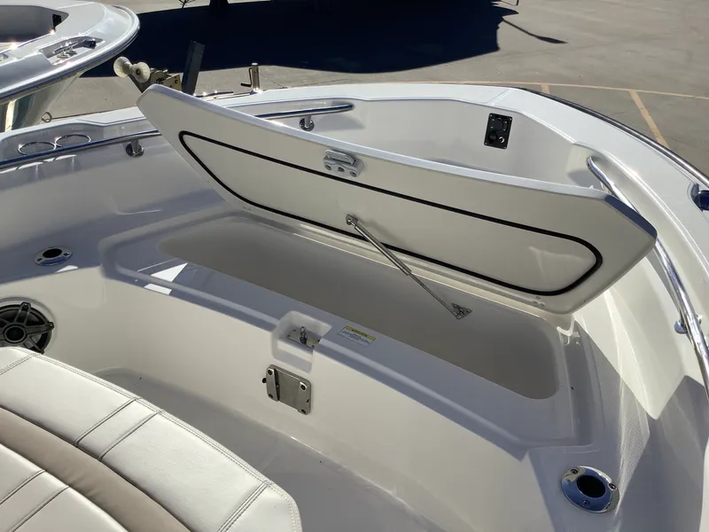 Slide: The Image of Boston Whaler 220 Dauntless 2026 - 32