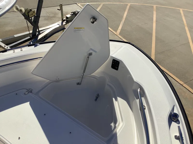 Slide: The Image of Boston Whaler 220 Dauntless 2026 - 33