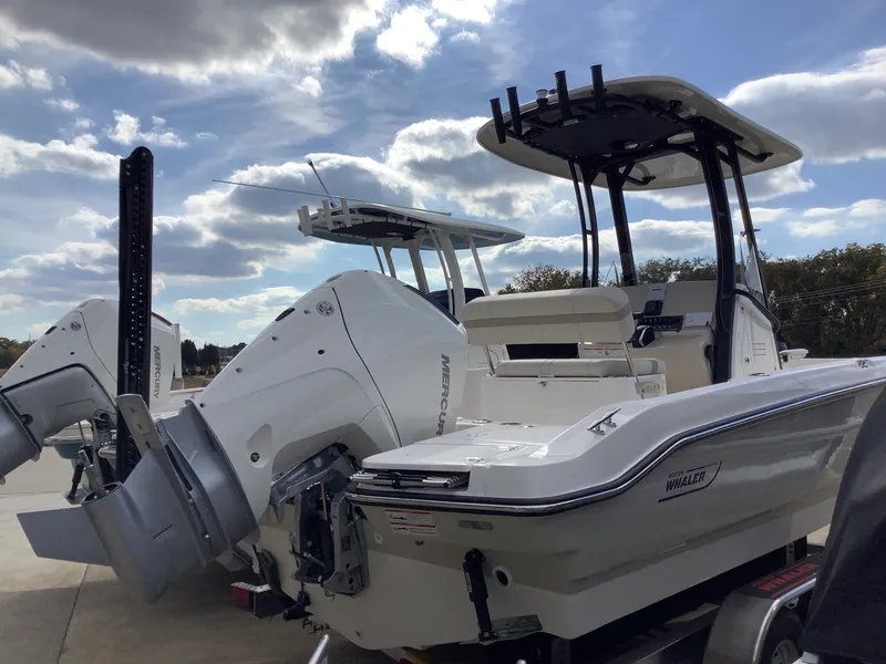 Slide: The Image of Boston Whaler 220 Dauntless 2026 - 6