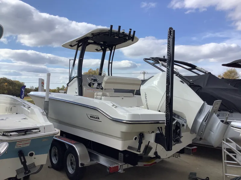 Slide: The Image of Boston Whaler 220 Dauntless 2026 - 7