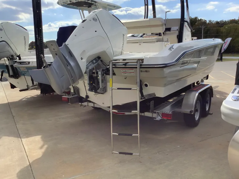 Slide: The Image of Boston Whaler 220 Dauntless 2026 - 8